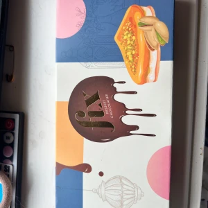 Dubai choklad, pistasch och knafeh  - Äkta Dubai chokladboll från fix. Köpte 3 stycken för en månad sen när jag va i Dubai och hade en över som jag tänkte att nån so Sverige ville köpa 