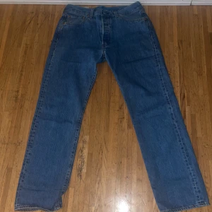 Levis 501 jeans - 501 jeans använt ett par gånger. Storlek W34 L32. Pris kan diskuteras.
