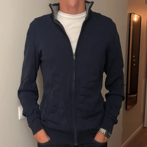 Marinblå tröja - En bomulls tröja ifrån Pier One i storlek M, passar S också. 