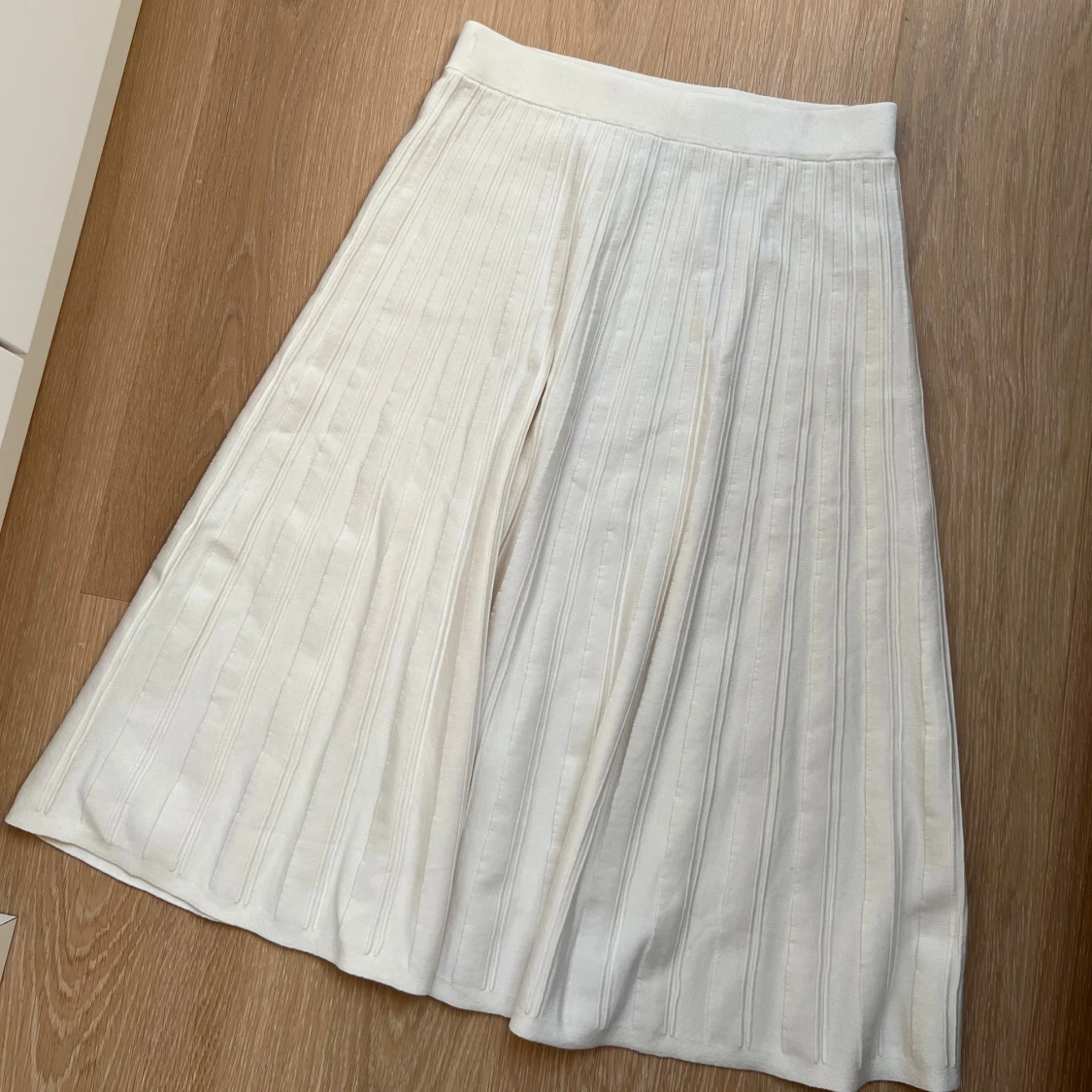 Vit plisserad kjol från Holly & Whyte