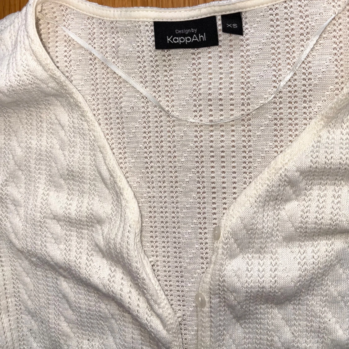 Vit kofta med knappar från KappAhl - 1