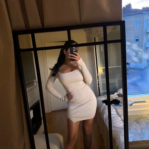 Långärmad klänning - Ny med prislapp 