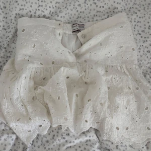 Vit broderad kjol Holly & Whyte - Säljer en vit kjol med vita broderade blommdetaljer. Kjolen är i storlek XS och är från Holly & Whyte💗Den är knappt använd