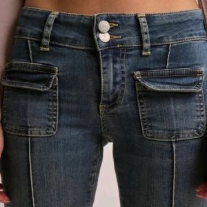 lågmidjade nelly jeans  - Lågmidjade jeans från Nelly med snygga detaljer, köpta för 699❣️