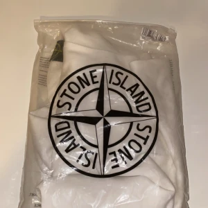 Ny Vit sweatshirt från Stone Island S - oanvänd Vit sweatshirt från Stone Island. Köpte tröjan men var tyvärr för liten så väljer att sälja den! 