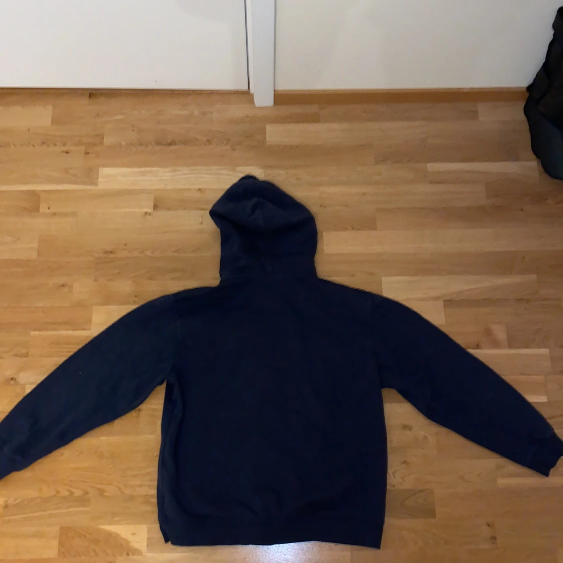 Mörkblå hoodie med dragkedja Weekday - 1