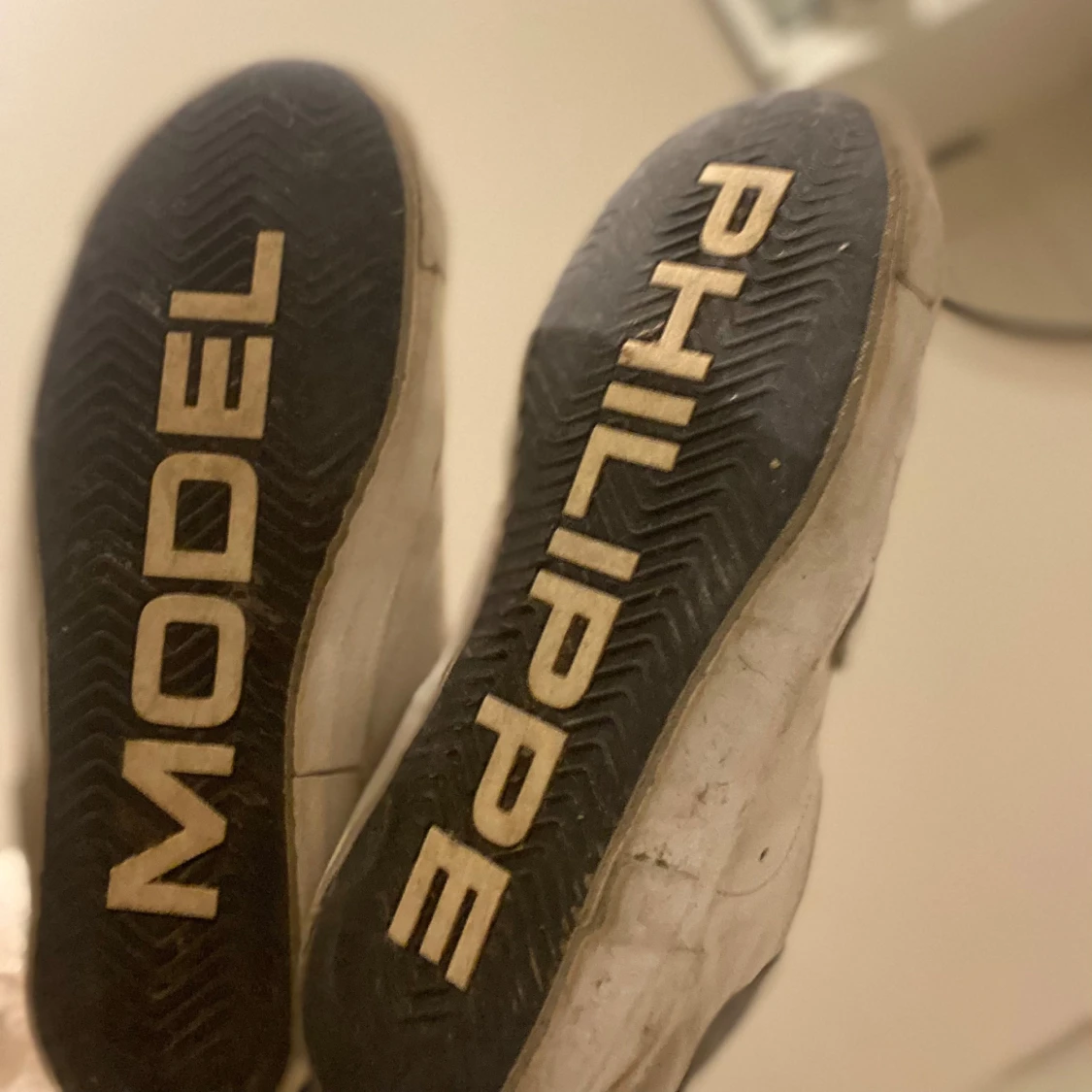 Vita sneakers med blå detalj - 4