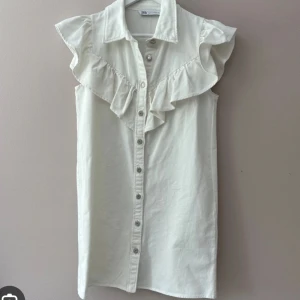 Vit ärmlös klänning med volang Zara - Superfin vit kortklänning från Zara med volang. Nyskick 