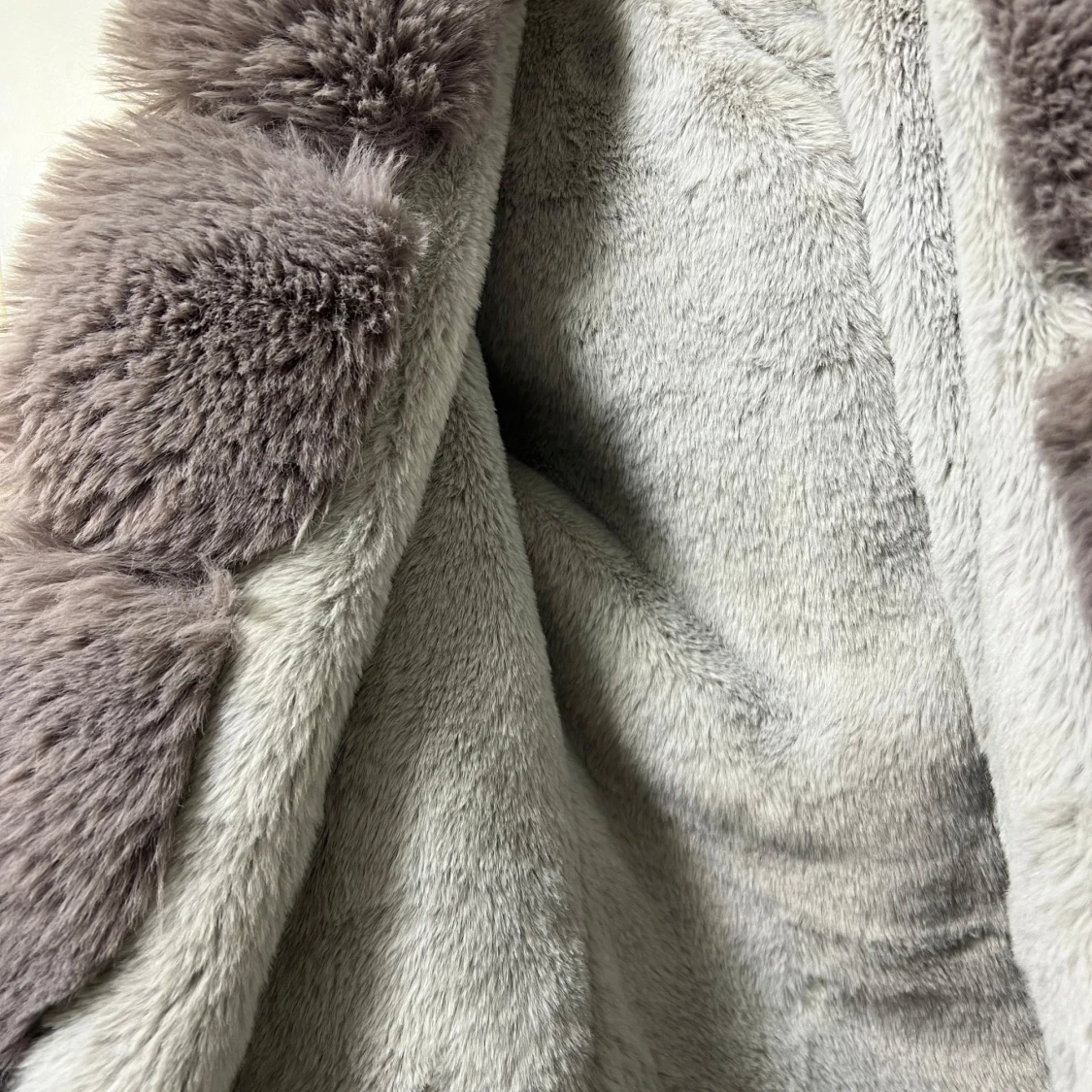 Svart parkajacka med fluffig fuskpäls - 1