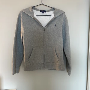 Polo Ralph Lauren hoodie grå  - Vrålsnygg grå hoodie från Polo Ralph Lauren köpt på Kids brand store.  Strl L ( junior )  Passar mig som är strl 152.  