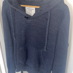 Mörkblå hoodie Abercrombie & Fitch - Mysig mörkblå hoodie från Abercrombie & Fitch. Perfekt under kalla höst och vinterdagar. Enkel att matcha med jeans. Hör av er vid funderingar!