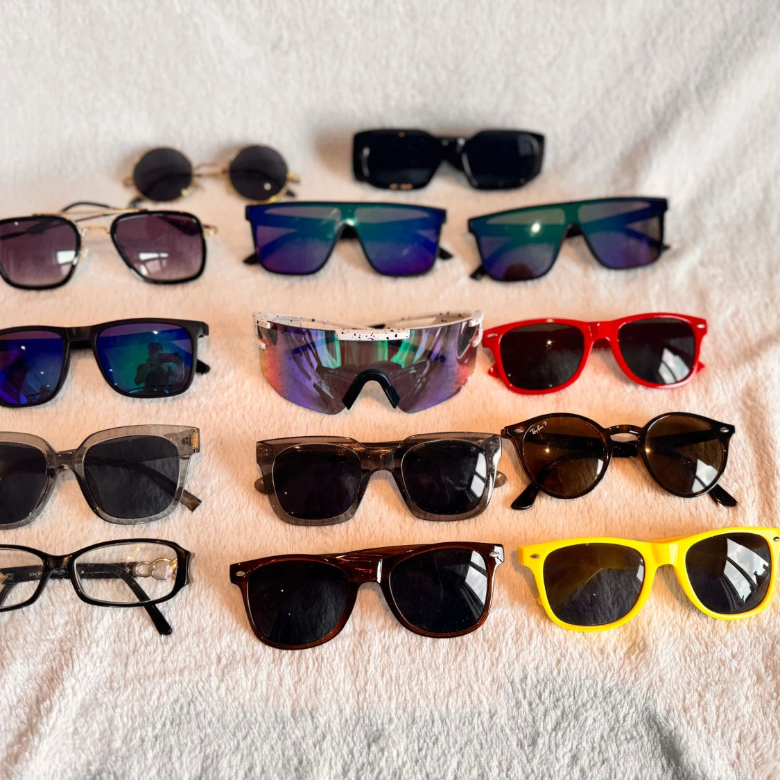 Fet samling solglasögon i olika färger - 1