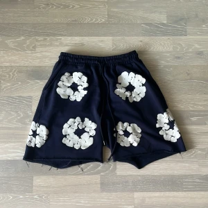 Denim Tears shorts - Skitsnygga denim tears shorts, passar mig som är 184! Perfekt nu på sommaren. Vid minsta fråga eller fundering hör av er🤝🏽