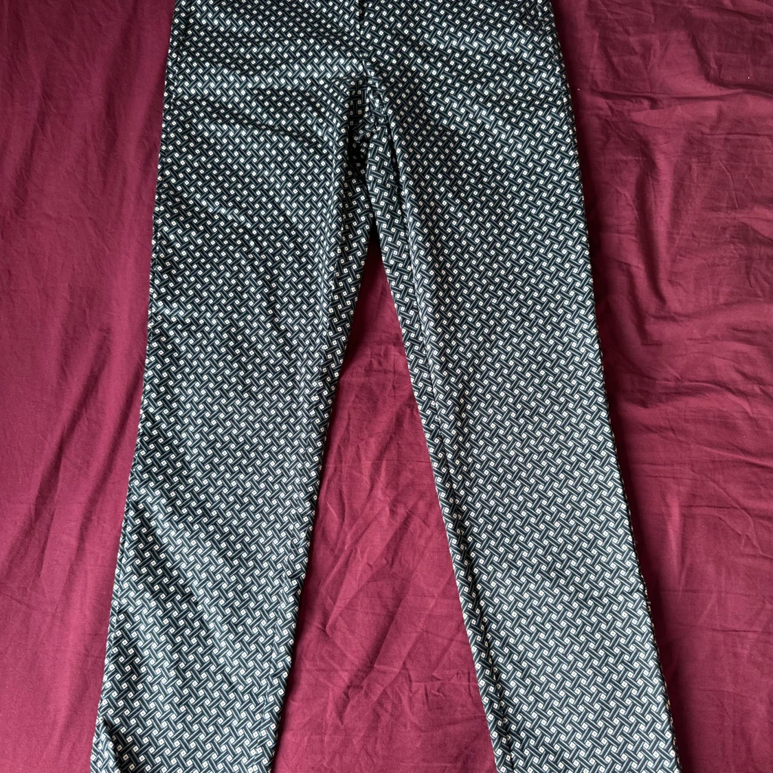 Svarta byxor med grafiskt mönster