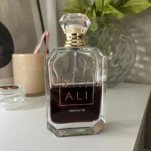 Kayali Vanilla | 28 parfym - Lyxig parfym från Kayali i doften Vanilla | 28. Perfekt för dig som älskar söta och varma dofter.
