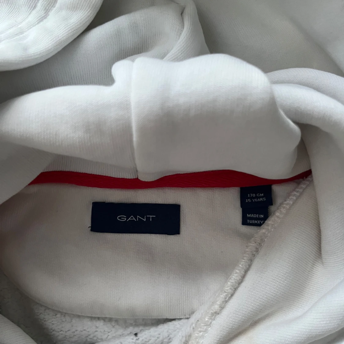 Vit hoodie från GANT med broderad logga - 2