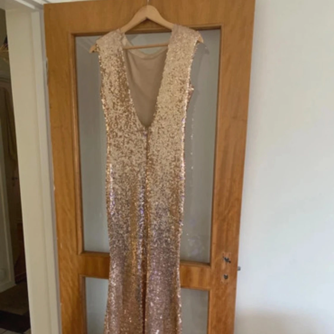 Glittrig långklänning i champagne - 1