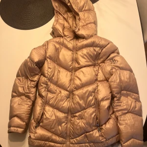 Ralph Lauren jacka (titta på description) - Den är använd men inte så mycket, inga skador eller något så typ som en ny. Och om ni är intresserade jag skulle preferera att ni går till min Vinted, jag heter akifus. Det är lättare så för mig