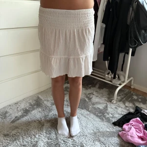 Vit volangkjol  - Säljer denna fina vita kjol i storlek xs använd en gång🩷