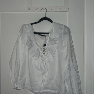 En vit tröja  - Den är lite blus aktig den är helt oanvänd 