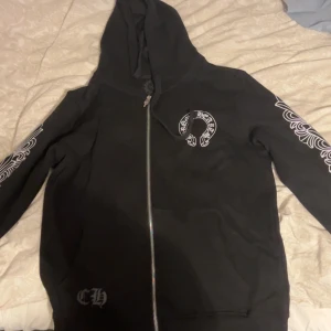 Svart Chrome Hearts hoodie  - rlek S men sitter som M väldigt lite använd och nästan i nyskick. Köpt på vintage affär för nått år sedan. Pris går att diskuteras!