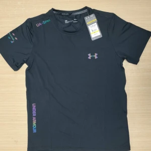 Svart Under Armour t-shirt HeatGear (M) - Svart t-shirt från Under Armour (M) (Helt ny med lapp kvar)