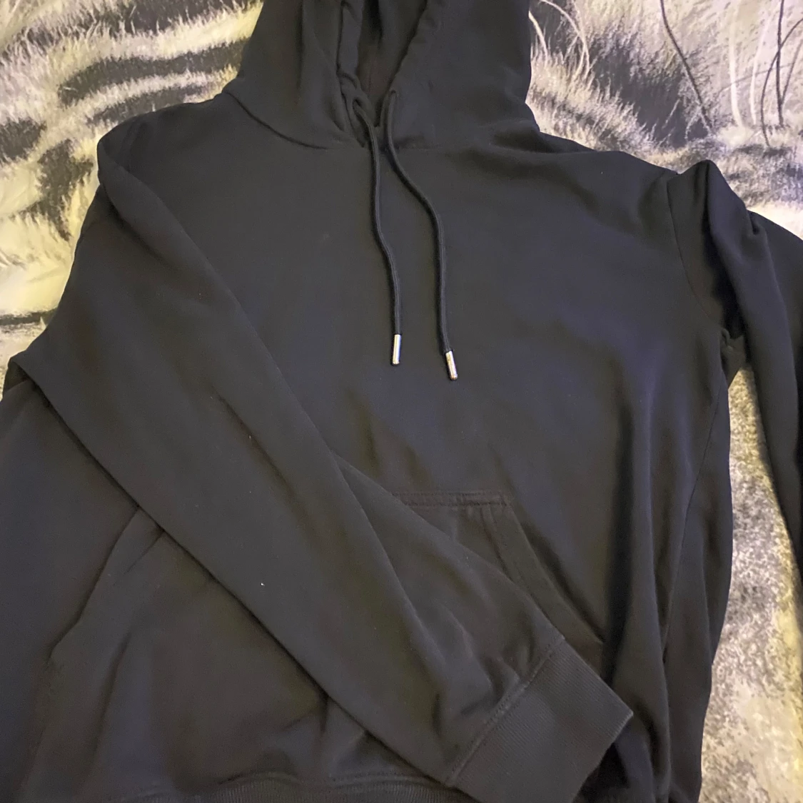 Svart hoodie med huva och ficka - 1