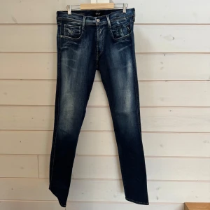 Replay Jeans Anbass hyperflex - Tjenare, säljer ett par replay jeans i modellen anbass hyperflex. Dem är i storlek W33 L34 och i mycket bra skick, endast några små fläckar som knappt syns och troligtvis går bort i tvätt. Hör gärna av er vid frågor och funderingar!🤗