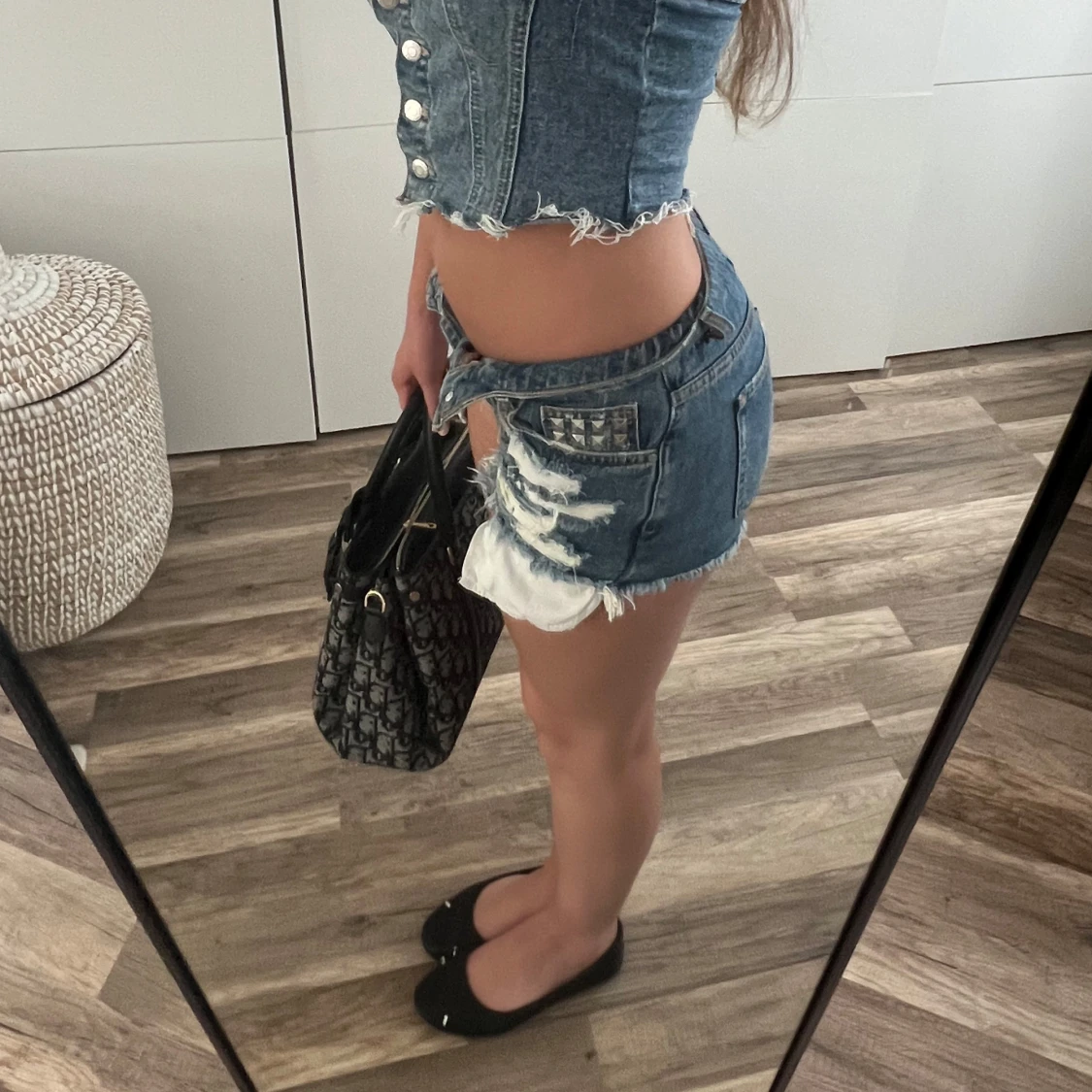 Blå jeans shorts med nitar  - 1