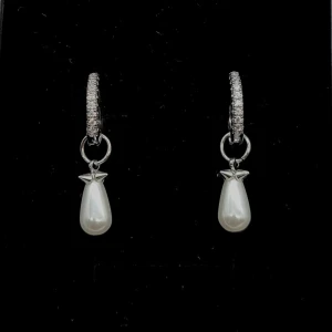 Silverörhängen med pärldroppar - Ett par eleganta örhängen i silverfärg med gnistrande stenar på ringen och hängande droppformade vita pärlor. 