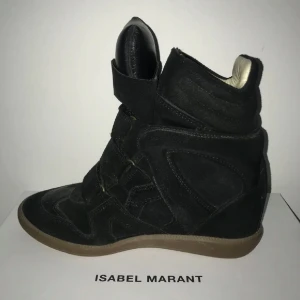 Isabel Marant  - Svarta wedge sneakers från Isabel Marant med högt skaft och coola kardborreband. Skorna är i mocka med detaljer i skinn och har en beige innersida. Medföljer låda och dustbag. Perfekta skor till hösten ☺️