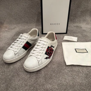 Gucci snake skor  - Hej! Säljer nu dessa väldigt populära och sällsynta Gucci Snake Skorna! Storlek UK 9 1/2 vilket motsvarar 43-44, Skick 8/10, ny pris= 9500 kr, Säljs för 2699 kr! OG tillkommer vid köp (Box och kort)! Kvitto finns  