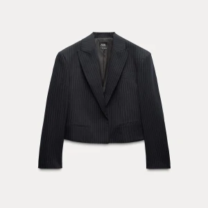 Kort blazer - Kort blazer (randig marinblå) från zara. Använd ett fåtal gånger. 