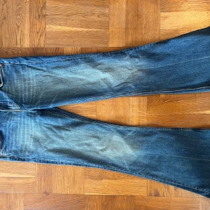 Blå bootcut jeans från Monki - Säljer ett par Monki jeans då de inte kommer till användning endast prövade som nytt skick!! Storlek 30 / 32 !! Hör gärna av er om ni har någon fråga, pris kan diskuteras 