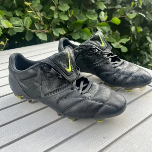 Nike Premier SG Anti-Clog - Nike märket är borttaget så skorna är helsvarta. Skorna är i bra skick