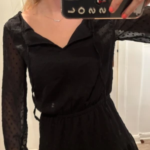 Klänning  - En jätte söt kort klänning från hm som inte säljs längre, storlek xs och passar mig bra som brukar ha 34/36🥰