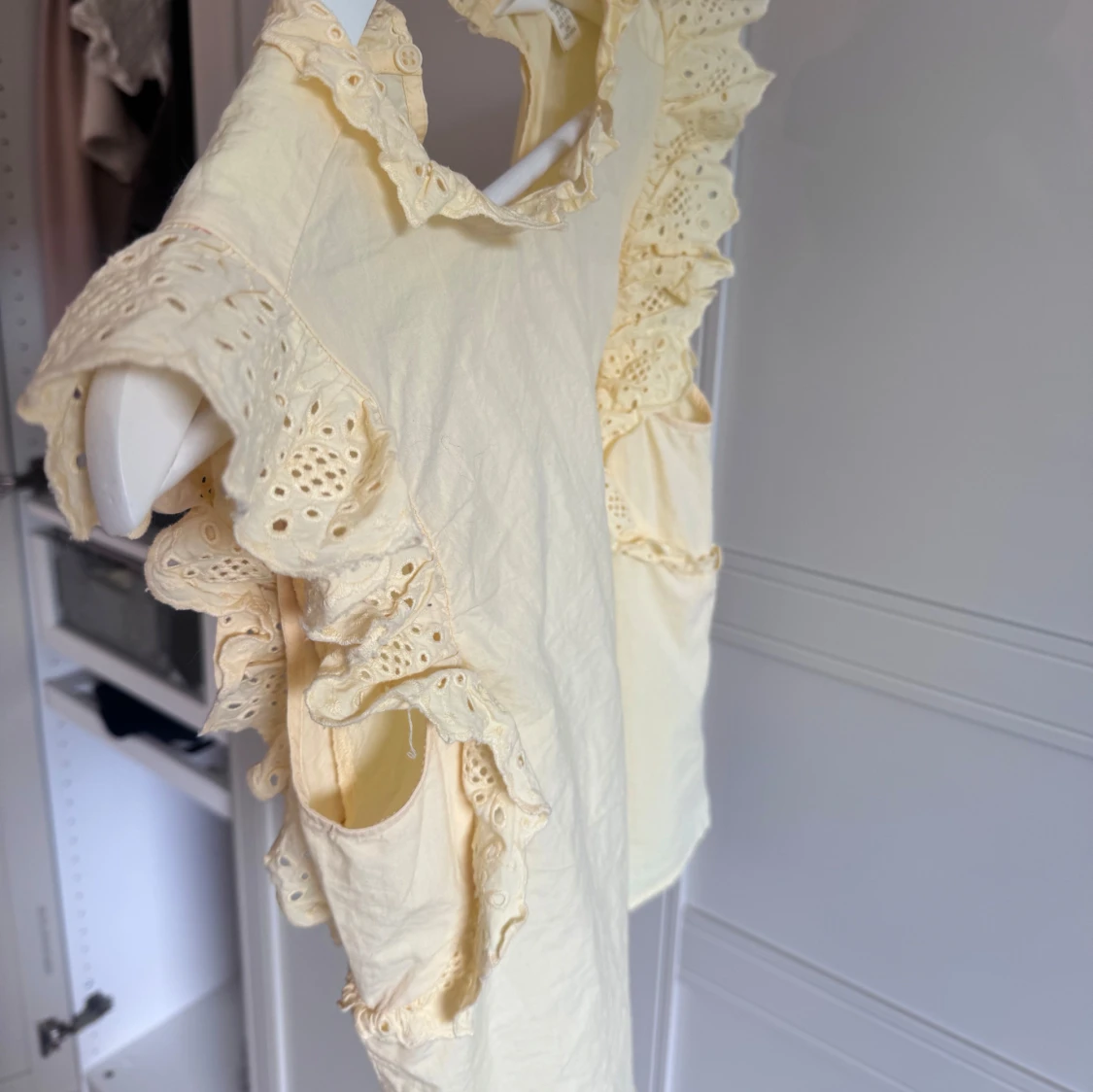 Gul blus med volang och spetsdetaljer - 2