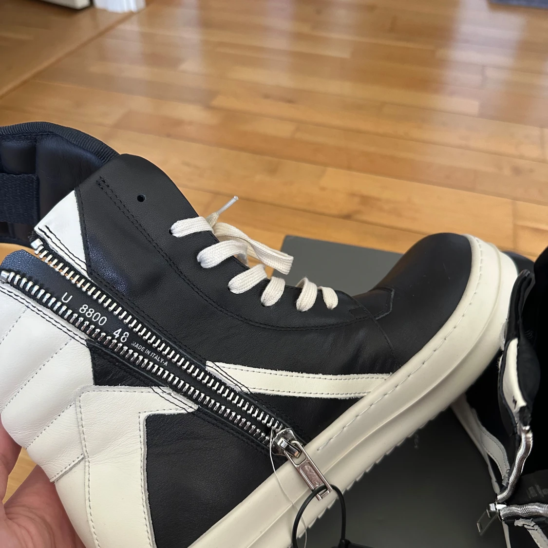 Svartvita high-top sneakers med dragkedja - 2