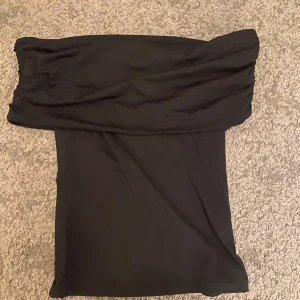 off shoulder topp - Off shoulder topp som är använd en gång! Jättefin!!