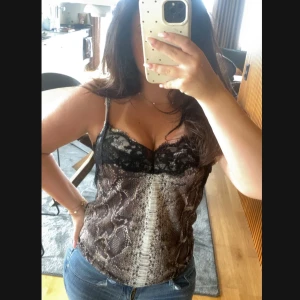 Zara linne med ormmönster och spets - Supersnyggt linne med ormmönster och spets från zara i storlek S🩷Säljer då den inte kommer till användning 