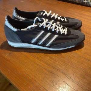 Adidas SL 72 - Säljer mina iprincip oanvända Adidas SL 72 skor. Original pris 1200kr. De är i storlek 45 1/3. Passar dock 44-45 Det är nyskick och inga defekter. Skriv om ni undrar något😄