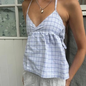 Rutig omlott linnetopp med knyt - Supersöt omlotttopp med knytning i sidan🦋🦋