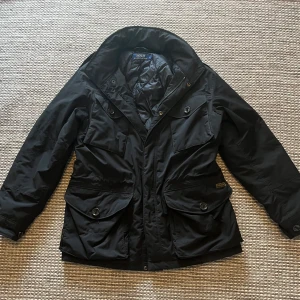 Svart Field jacket Polo Ralph Lauren  - Säljer min fina field jacket från Ralph lauren i storlek L. Jackan är i jätte fin skick 8/10 skulle jag säga och skulle passa perfekt nu till hösten och vintern. Om du har några funderingar är det bara att höra av dig/ mvh William!