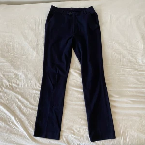 Filippa K kostymbyxor vintage  - Lite noppriga men i övrigt fint skick 🤍 bilder på mått finns i bilderna