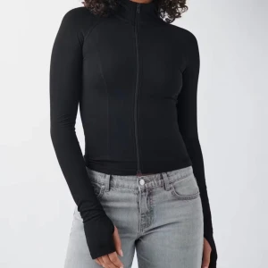 Gina tricot soft touch träningströja  - Jätte söt träningströja från Gina tricot som knappt är använd. Säljer då storleken är för liten för mig. 