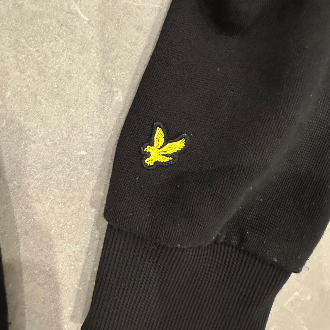 Svart sweatshirt från Lyle & Scott - 2