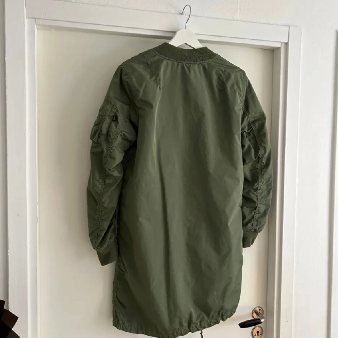 Olivgrön lång bomberjacka Alpha Industries - 1