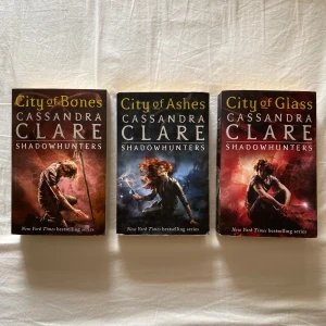 Shadowhunters böcker - Första tre böckerna i shadowhunters serien.  Paperback/pocket på engelska. Finns både en film och en tv serie som är baserade på böckerna. Det syns på bokryggen och på hörnen av böckerna att dem är använda (se sista 2 bilderna) men dem är hela och i bra skick övrigt. 39 kr/st eller 99 kr för alla. 