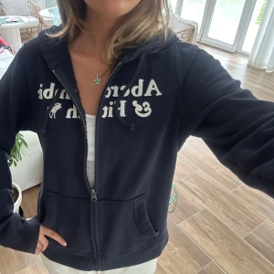 Abercrombie & fitch zip - En zip från Abercrombie & fitch i storlek M. Tröjan är i väldigt fint skick. Se liknande zip i min profil! E52