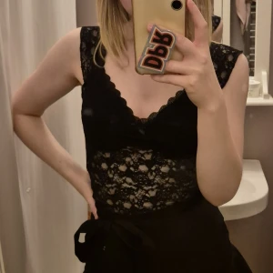 Svart linne i spets - Supersnyggt svart v-ringat spetslinne med breda axelband✨️ Stl M, men passar även mig som har S💕